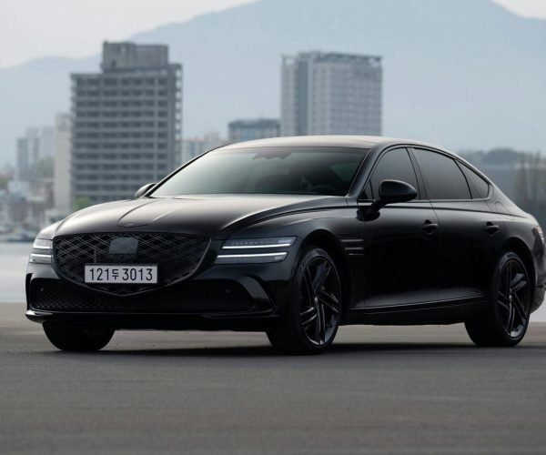 free-photo-of-luxury-black-sedan-in-urban-cityscape